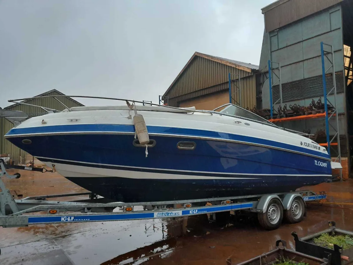 Polyester Speedboat Four Winns 245 Sundowner