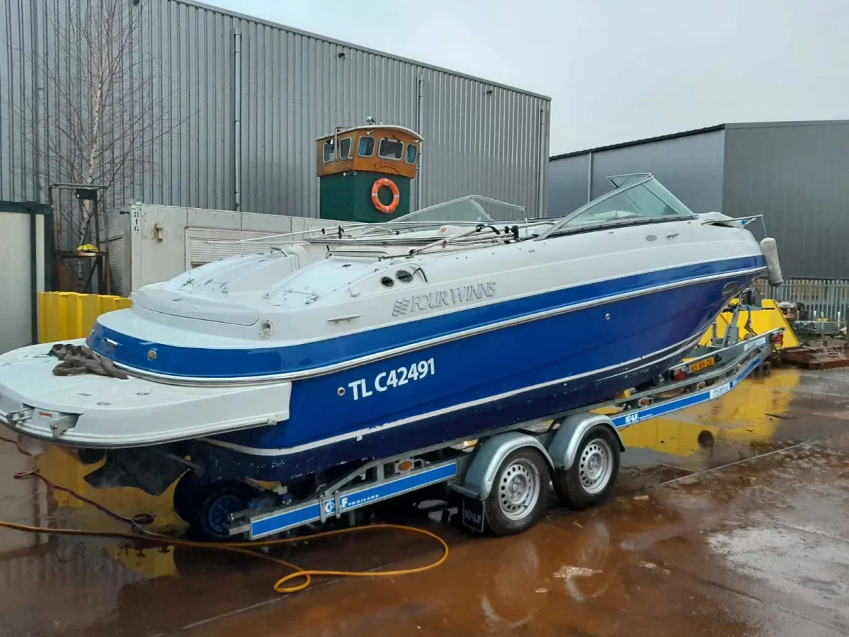 Polyester Speedboat Four Winns 245 Sundowner