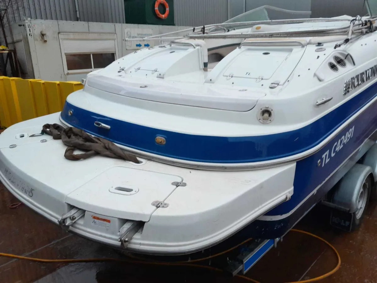 Polyester Speedboat Four Winns 245 Sundowner