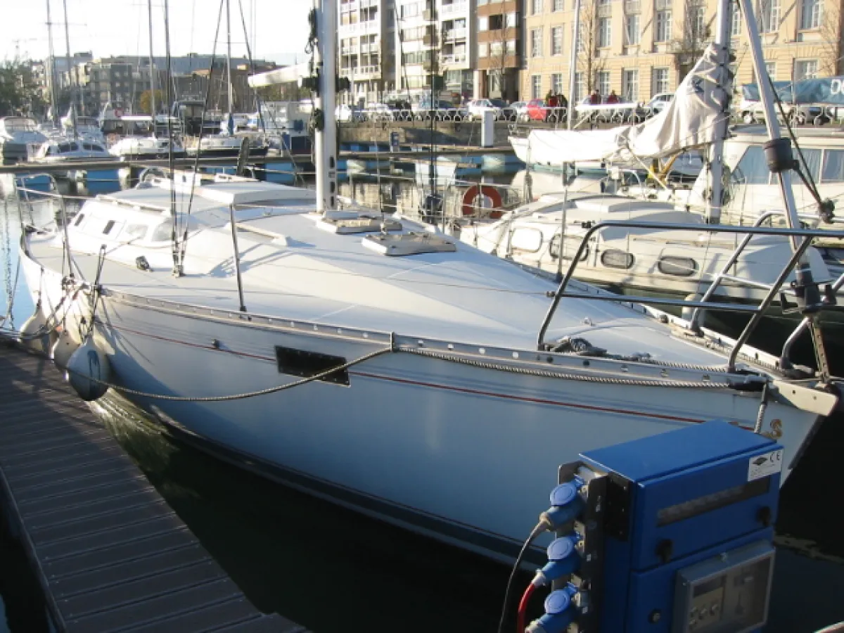 Polyester Sailboat Beneteau Oceanis 350