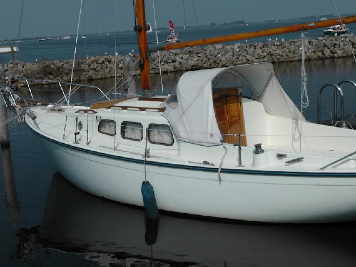 Polyester Sailboat Beneteau Baroudeur