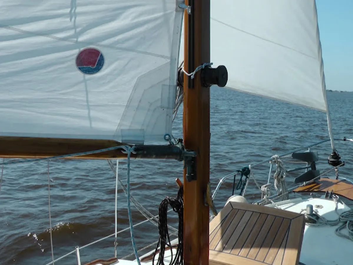 Polyester Sailboat Beneteau Baroudeur