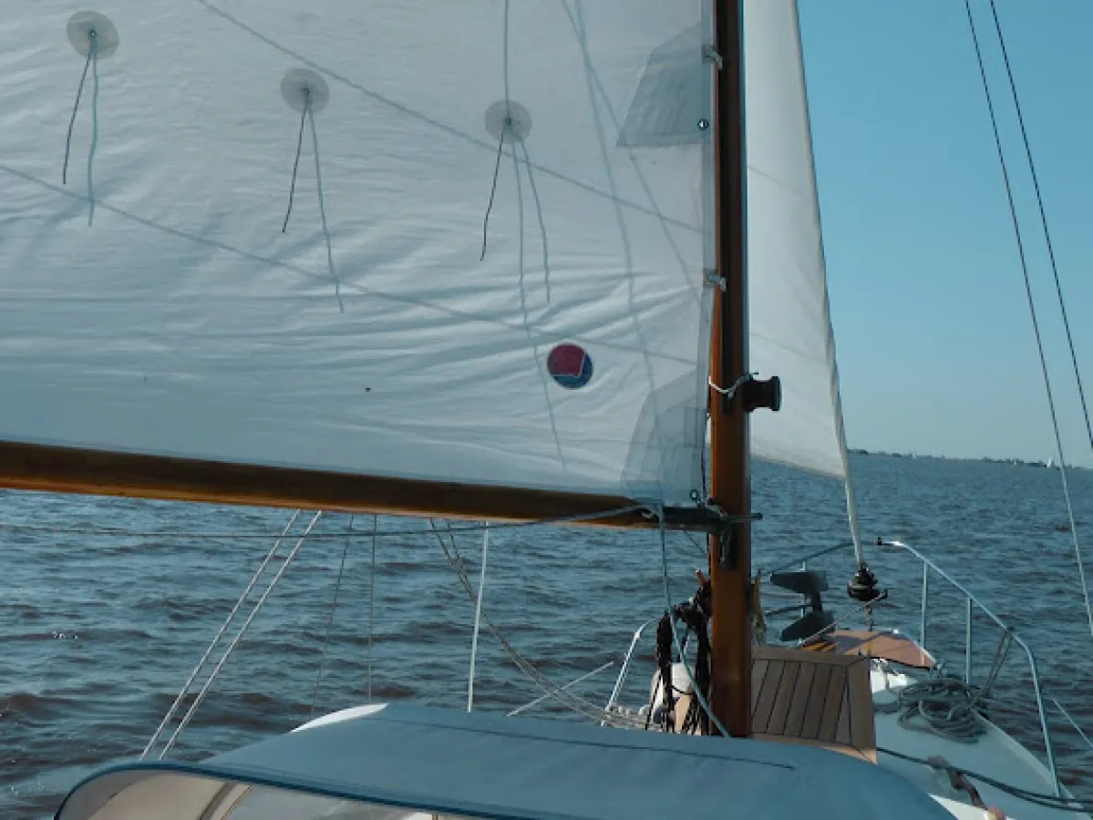 Polyester Sailboat Beneteau Baroudeur