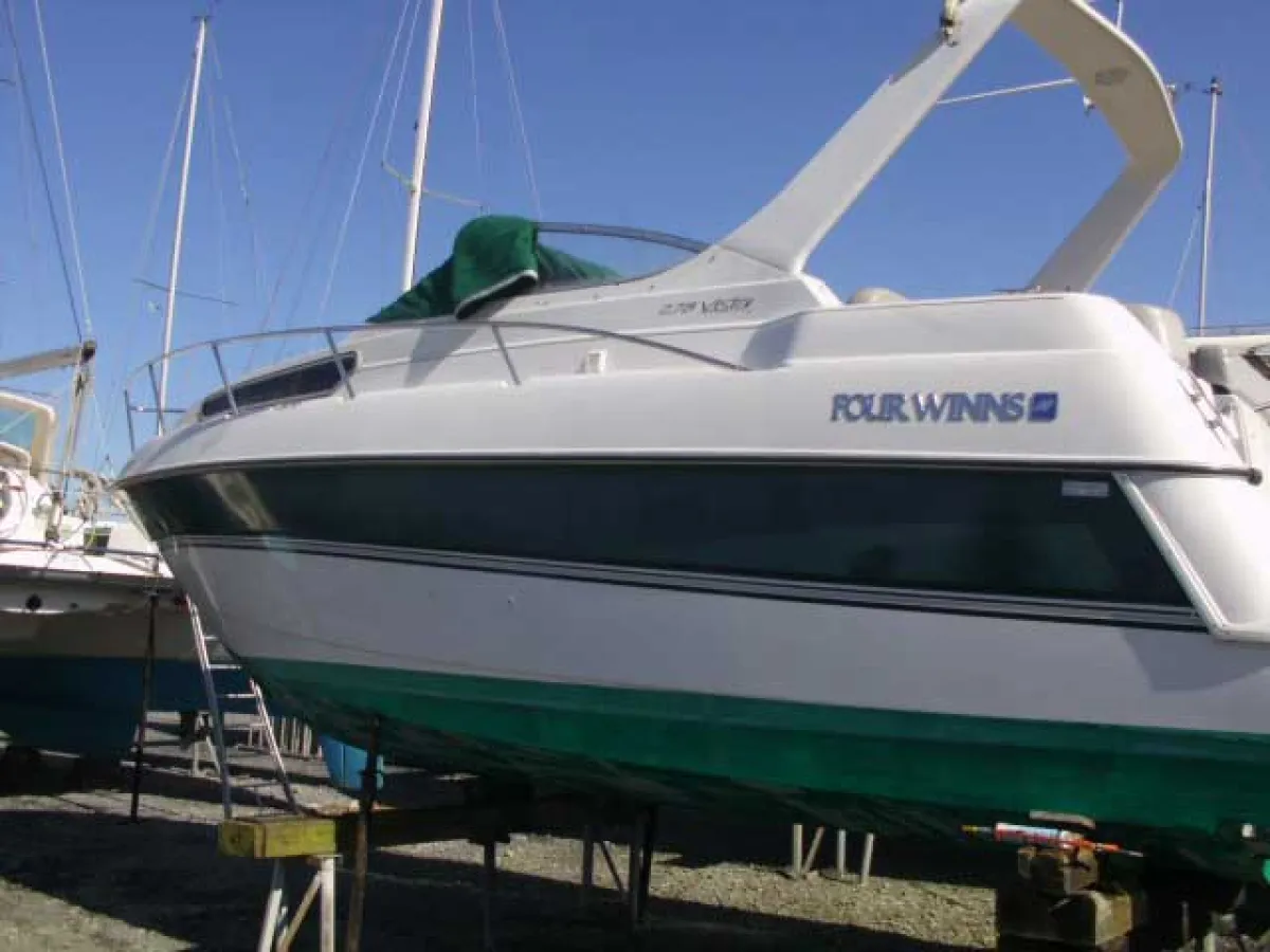 Polyester Speedboat Four Winns 278