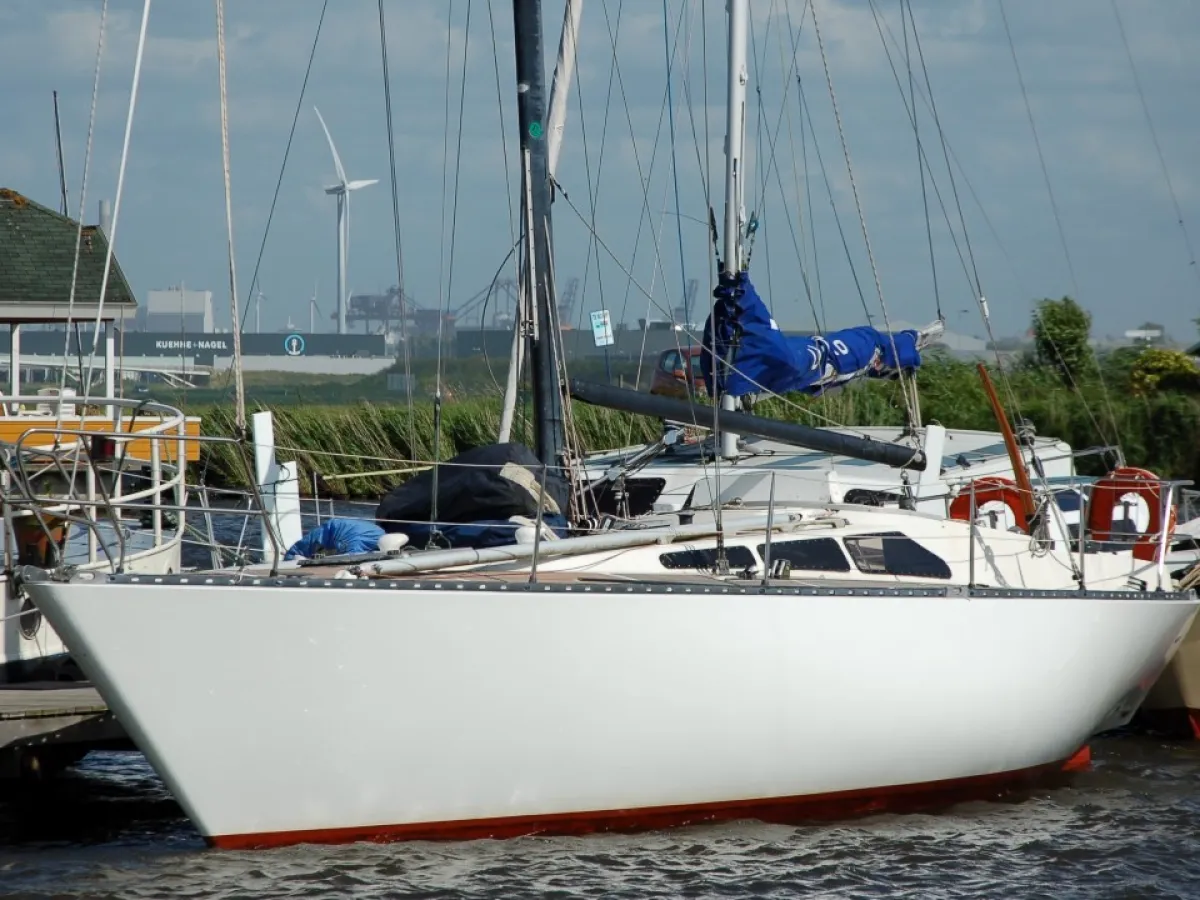 Polyester Sailboat Defender 35