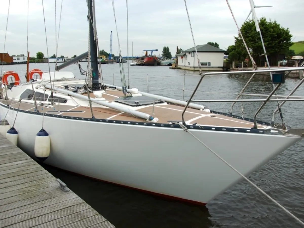 Polyester Sailboat Defender 35