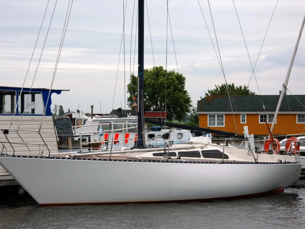 Polyester Sailboat Defender 35