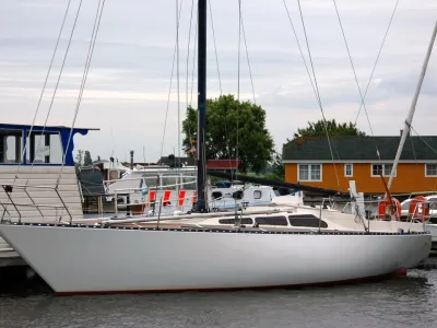 Polyester Sailboat Defender 35 Photo 2