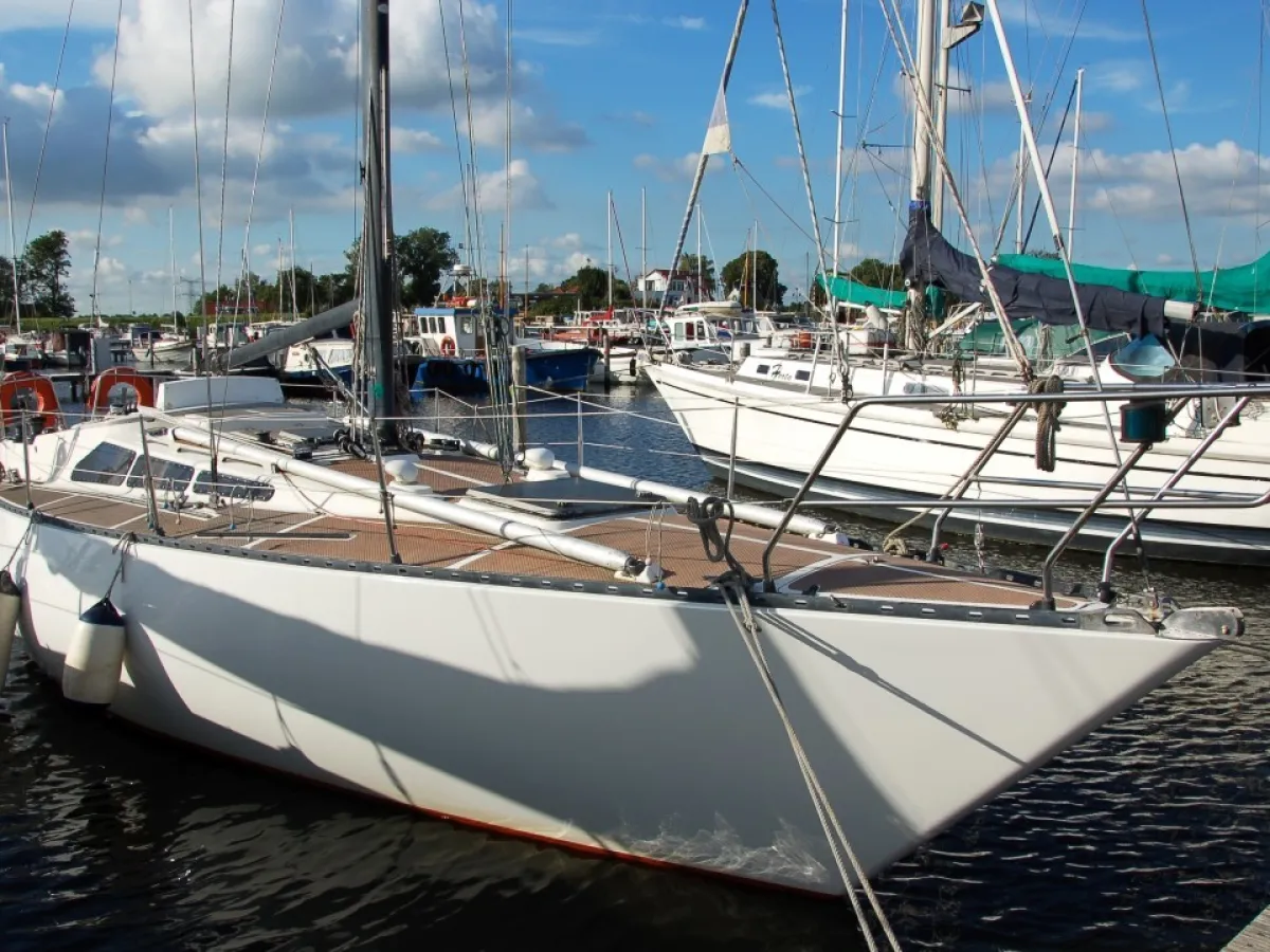 Polyester Sailboat Defender 35