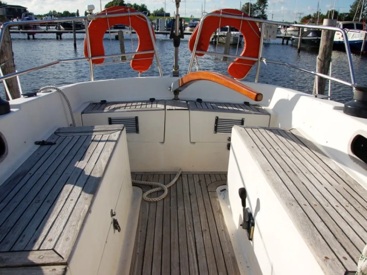 Polyester Sailboat Defender 35