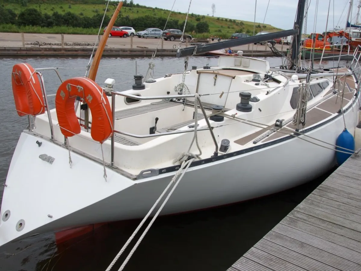 Polyester Sailboat Defender 35