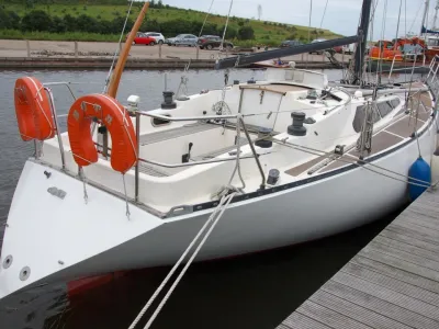 Polyester Sailboat Defender 35 Photo 5