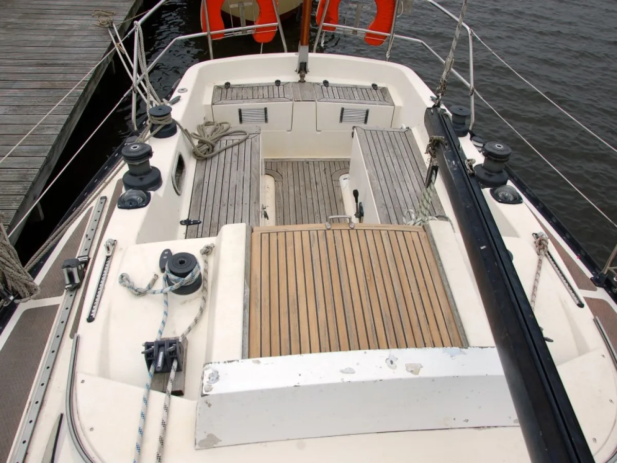 Polyester Sailboat Defender 35