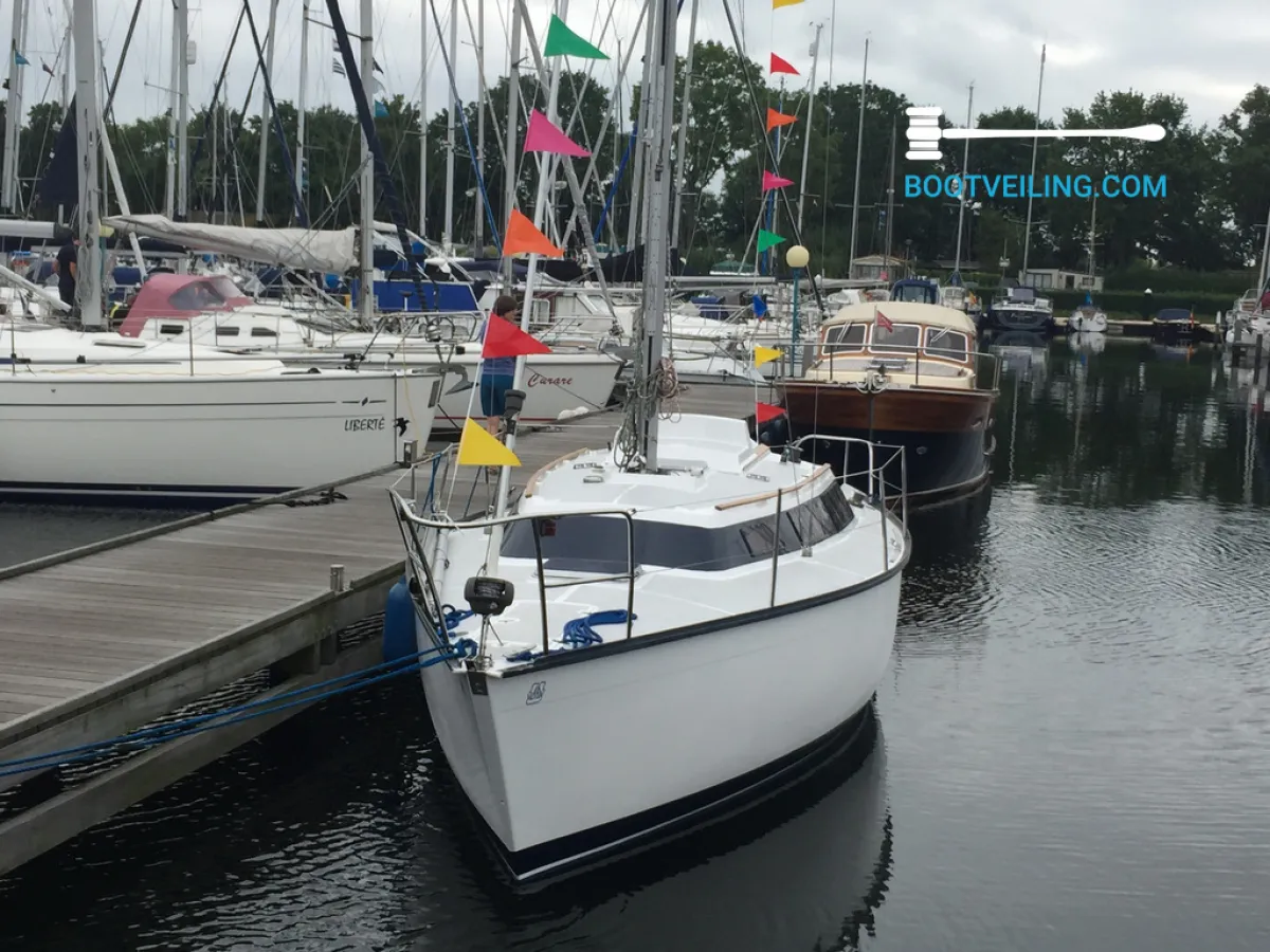 Polyester Sailboat Dufour 2800