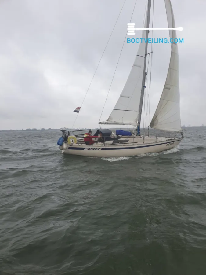 Polyester Sailboat Beneteau First 30