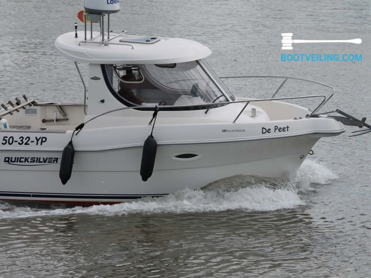 Polyester Motorboat Quicksilver Pilothouse