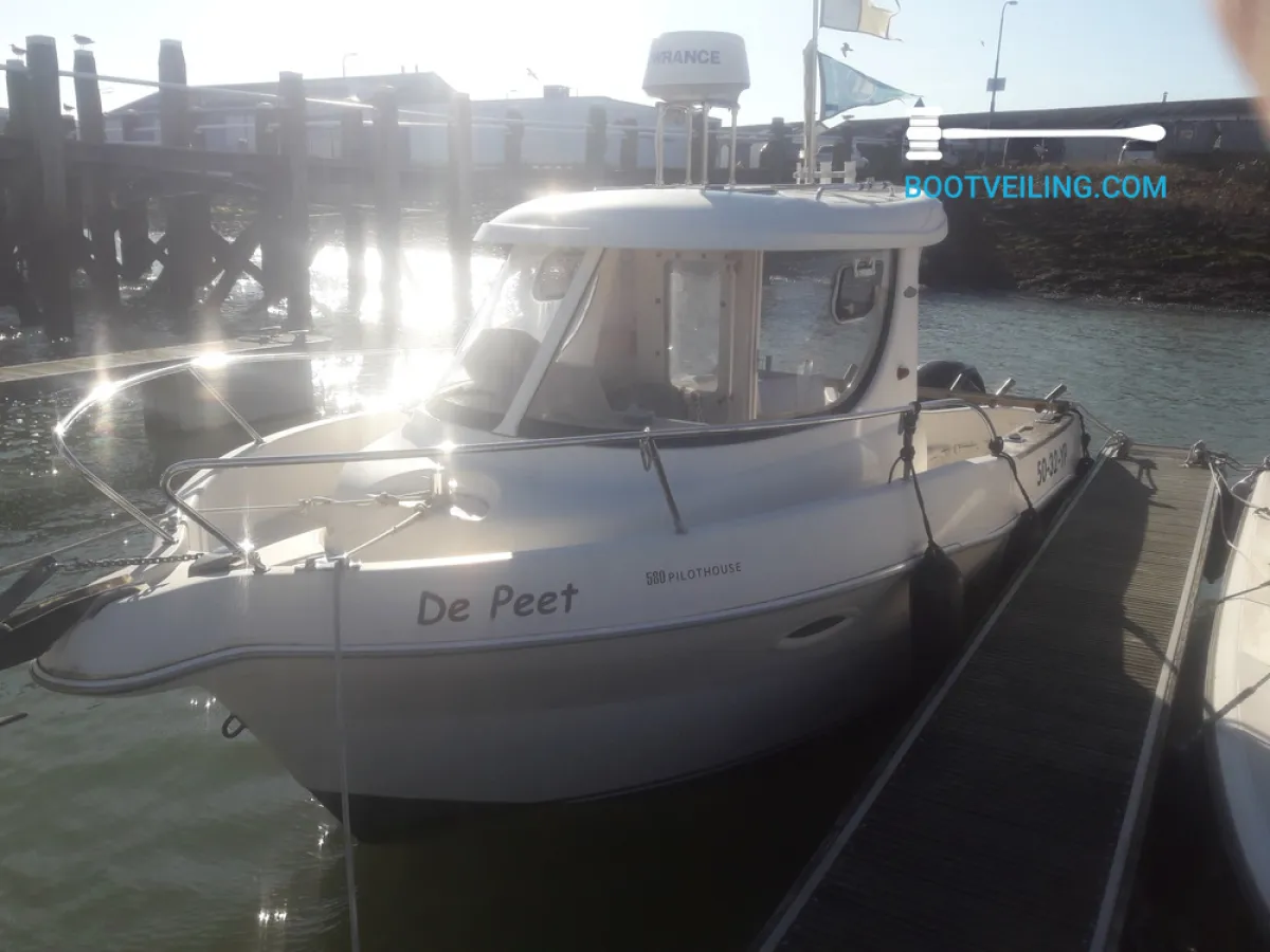 Polyester Motorboat Quicksilver Pilothouse