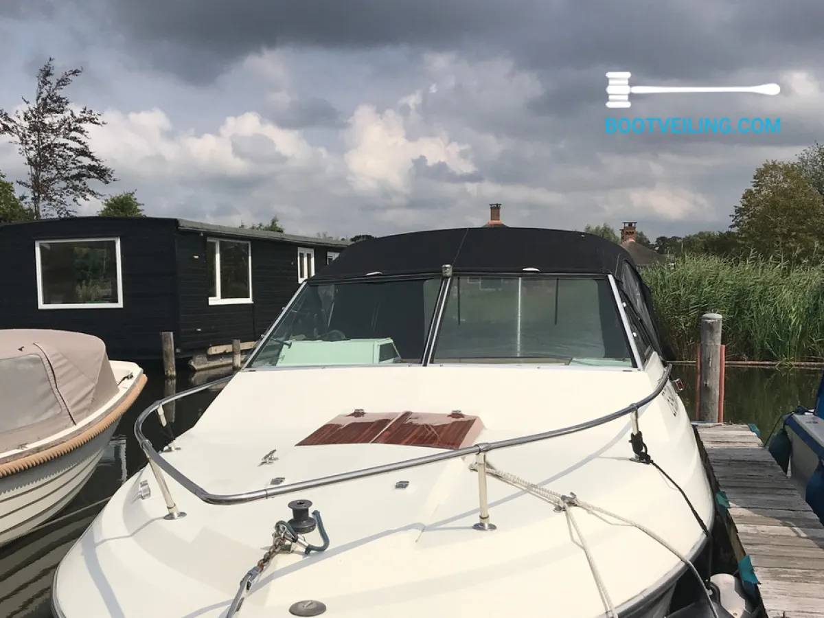 Polyester Motorboat Slickcraft 240 Cuddy Cabin