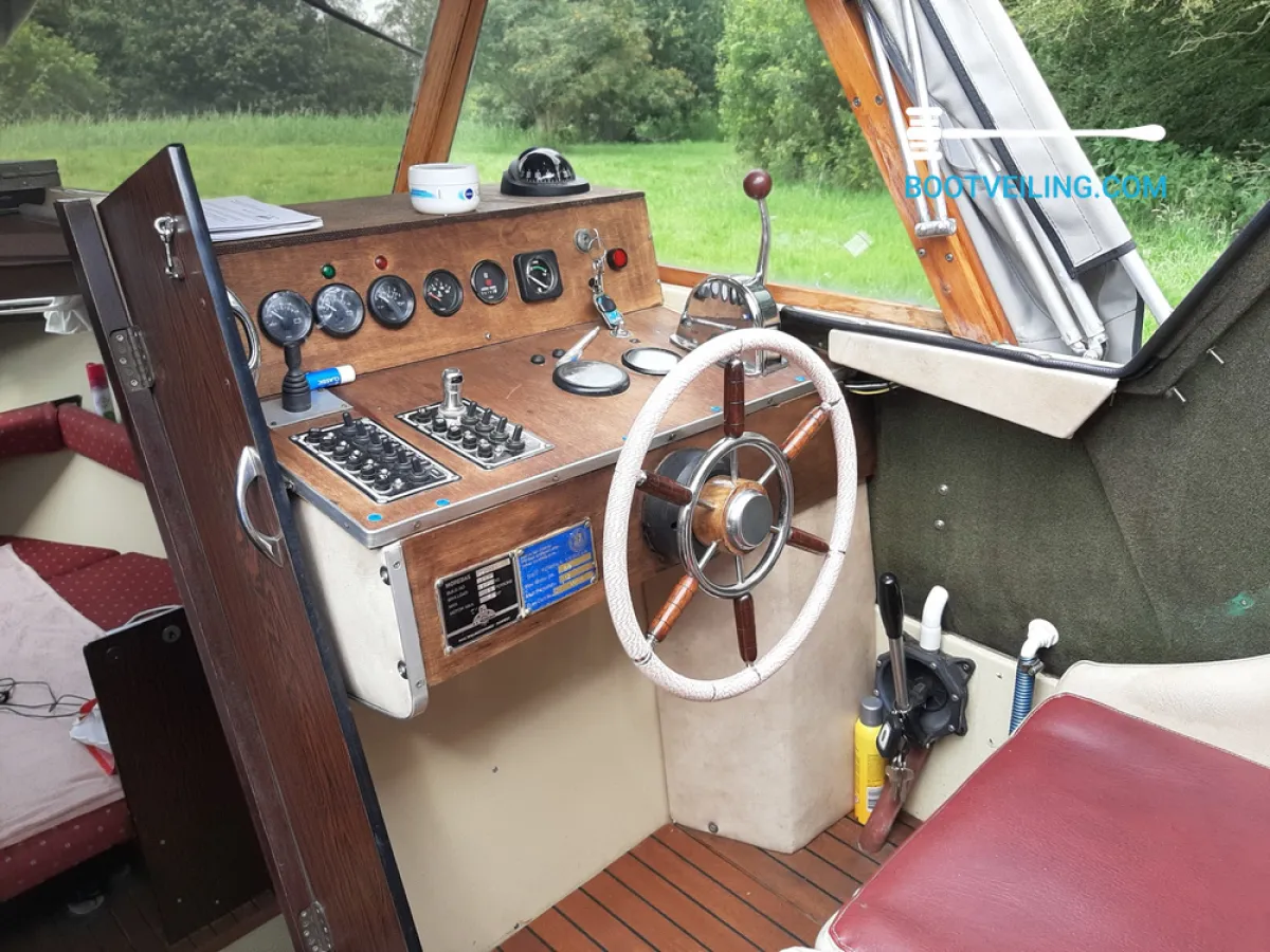 Polyester Bateau à moteur Morebas 9400 AC