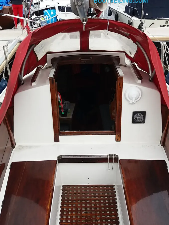 Polyester Sailboat Halcyon 27