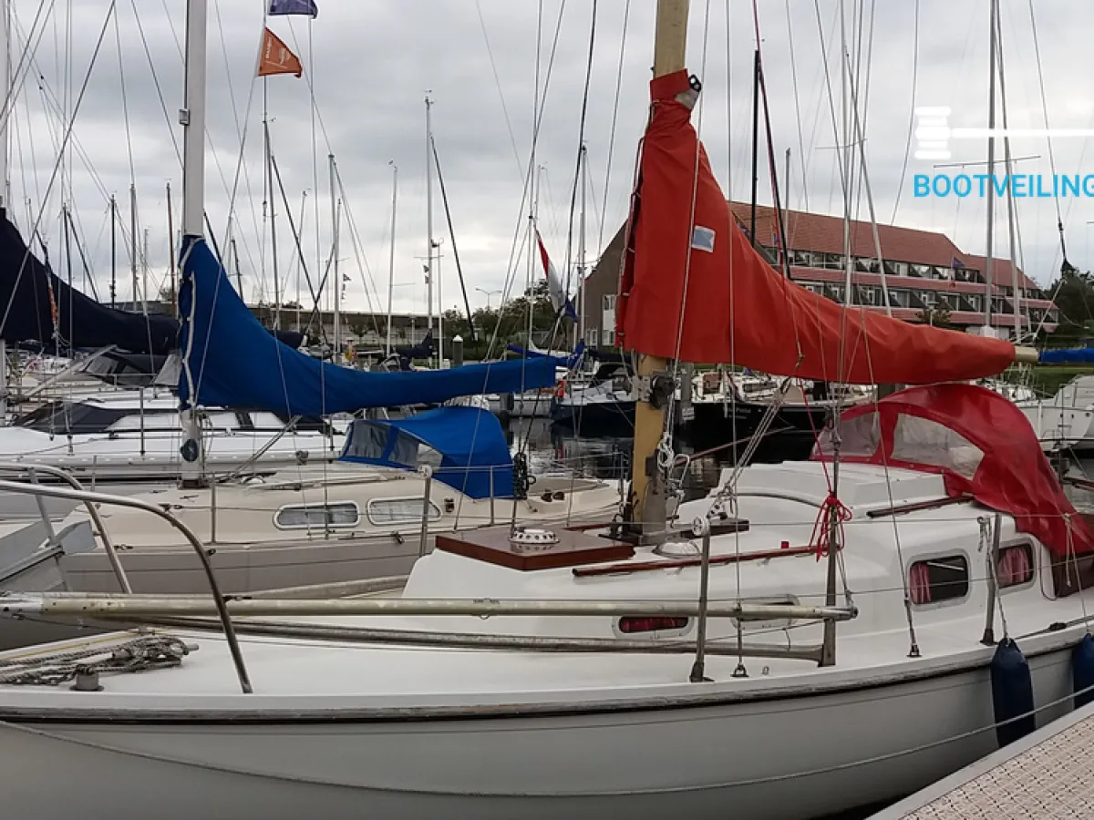 Polyester Sailboat Halcyon 27