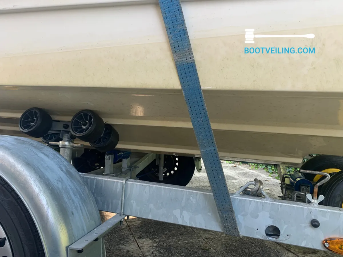 Polyester Speedboat Bayliner 185 Bow Rider