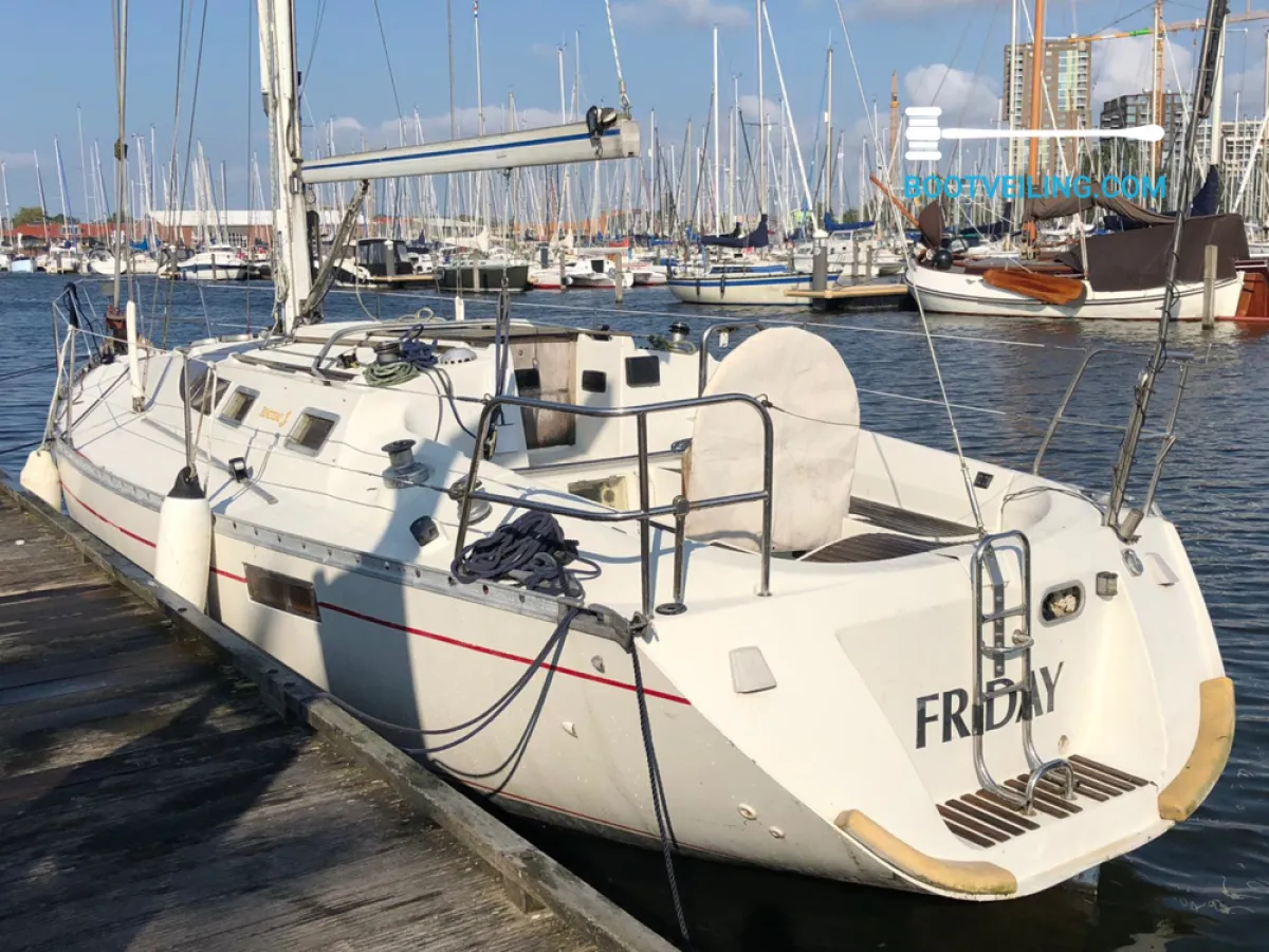 Polyester Sailboat Beneteau Oceanis 350