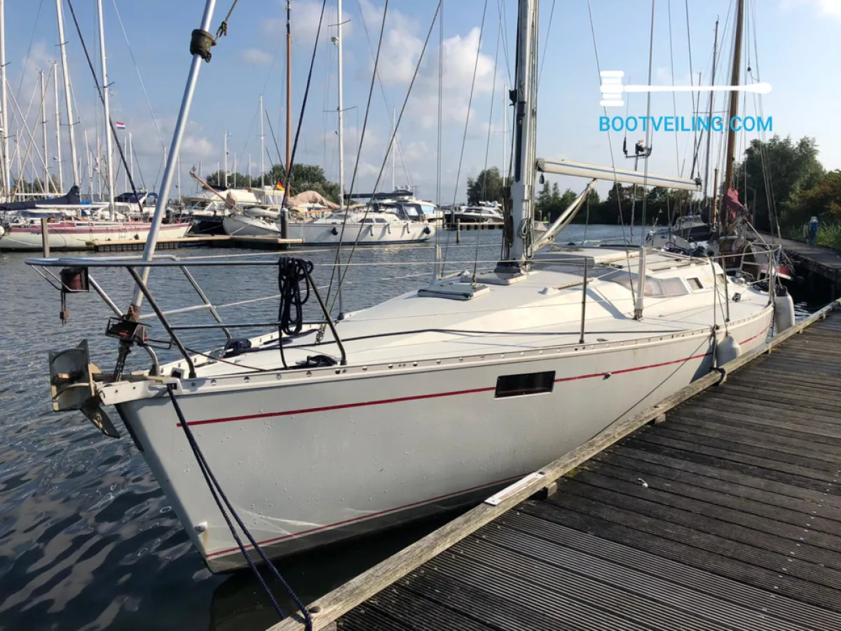 Polyester Sailboat Beneteau Oceanis 350