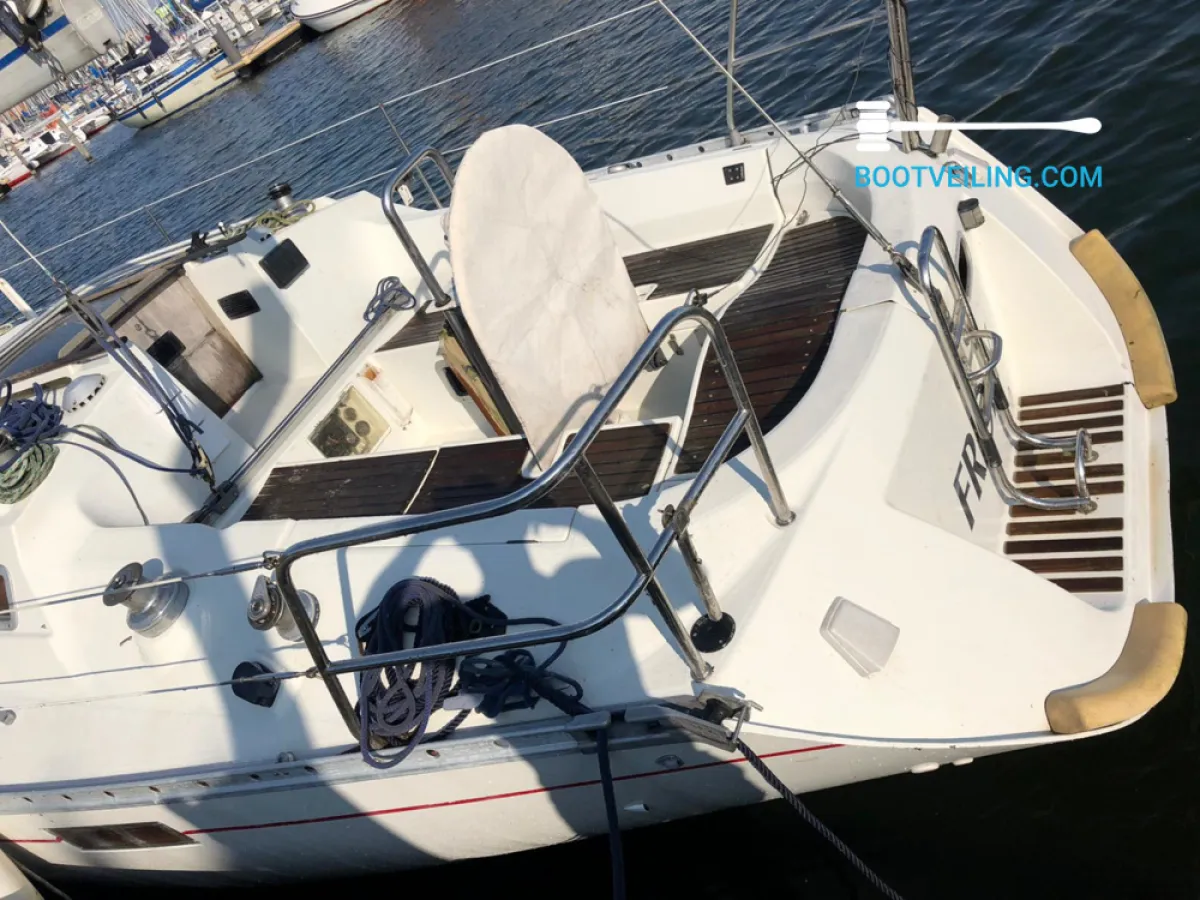 Polyester Sailboat Beneteau Oceanis 350