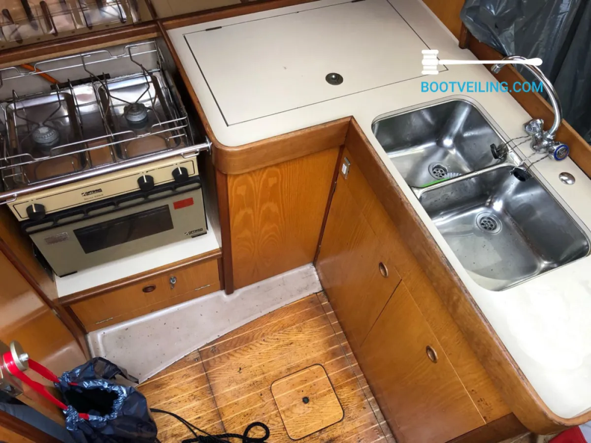 Polyester Sailboat Beneteau Oceanis 350