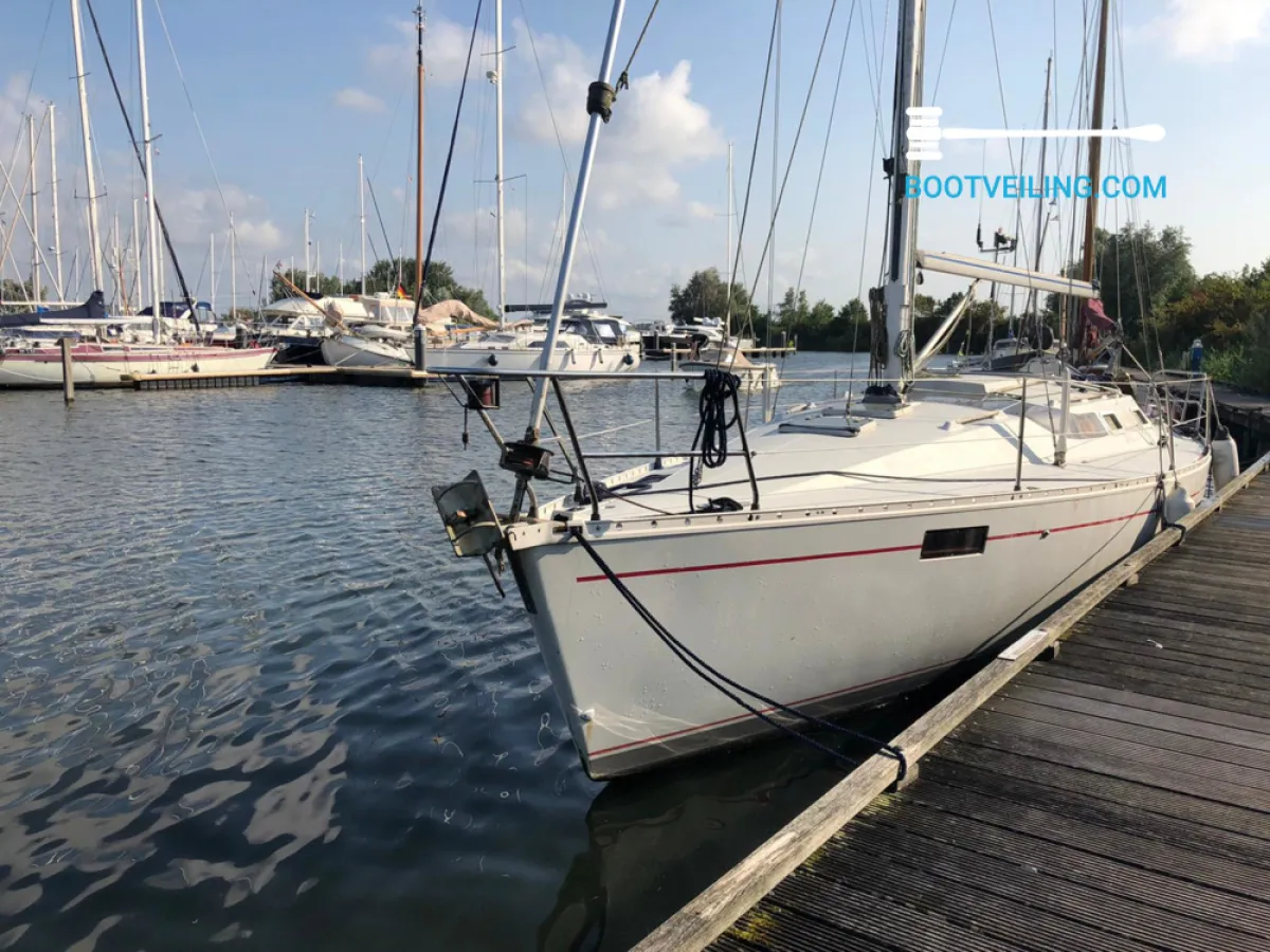 Polyester Sailboat Beneteau Oceanis 350