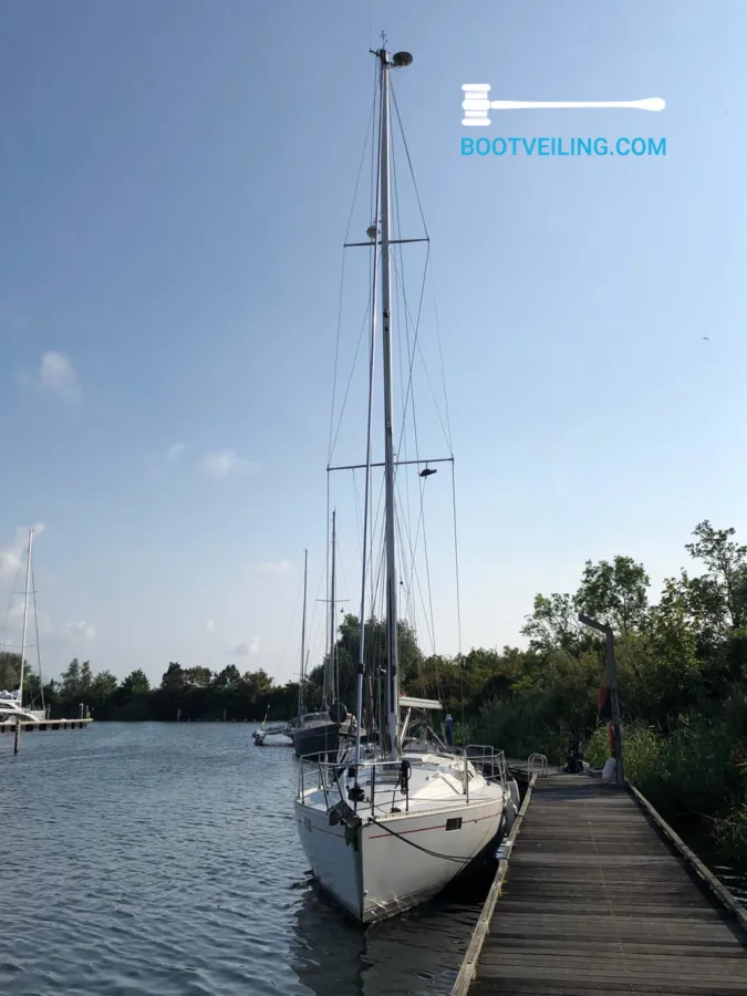 Polyester Sailboat Beneteau Oceanis 350