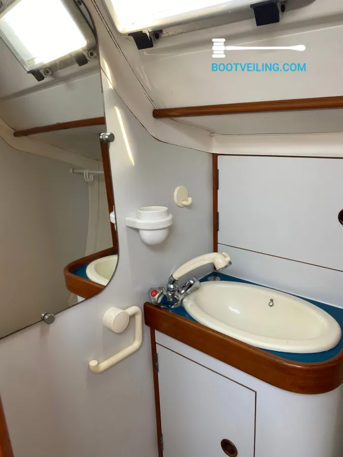 Polyester Sailboat Beneteau Oceanis 350