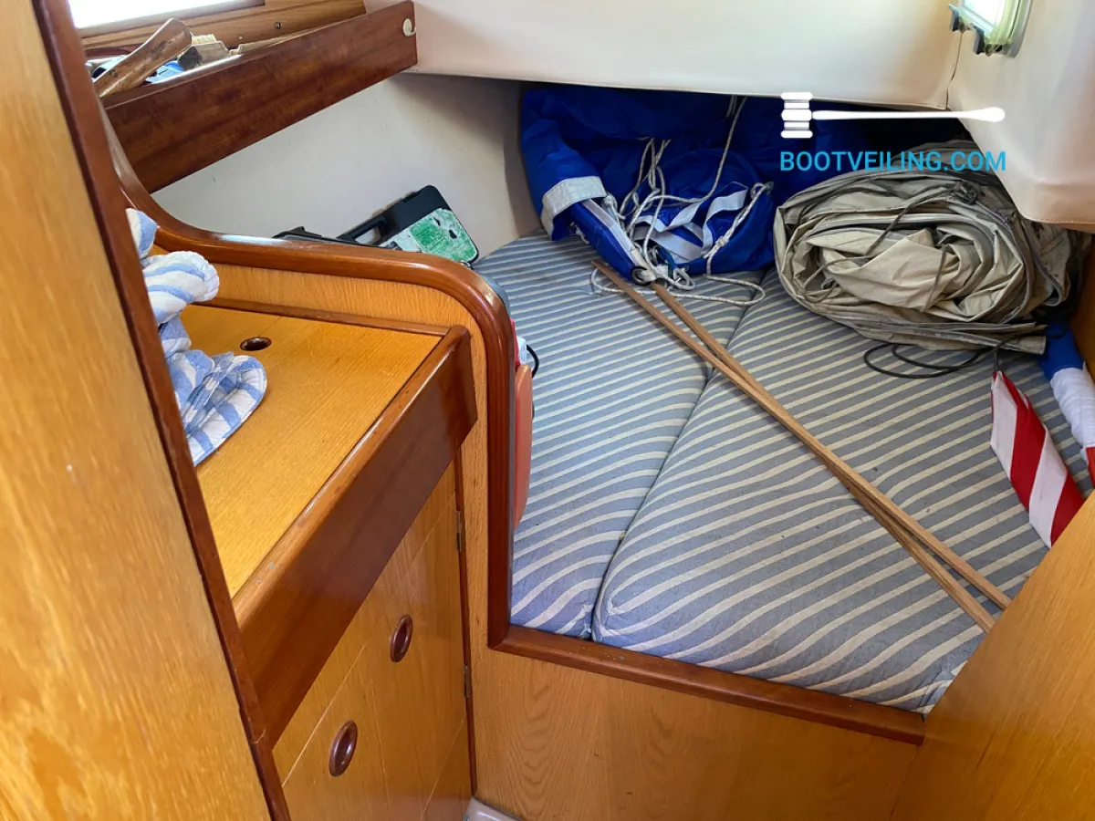 Polyester Sailboat Beneteau Oceanis 350