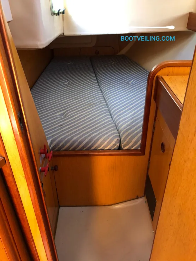 Polyester Sailboat Beneteau Oceanis 350