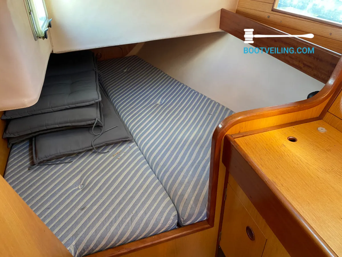 Polyester Sailboat Beneteau Oceanis 350