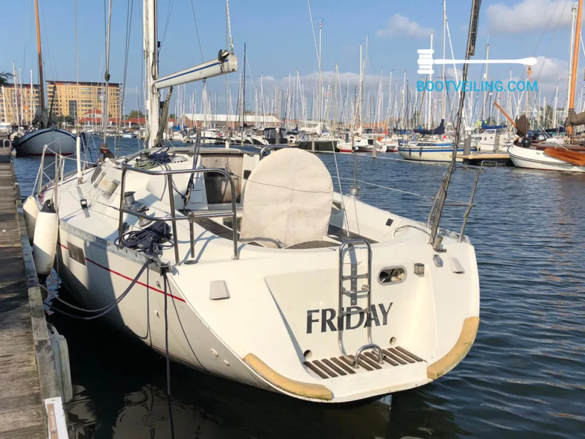 Polyester Sailboat Beneteau Oceanis 350