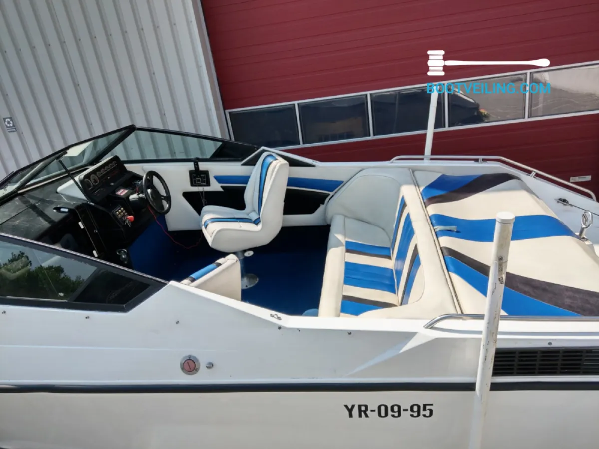 Polyester Speedboat Wellcraft 222 XL