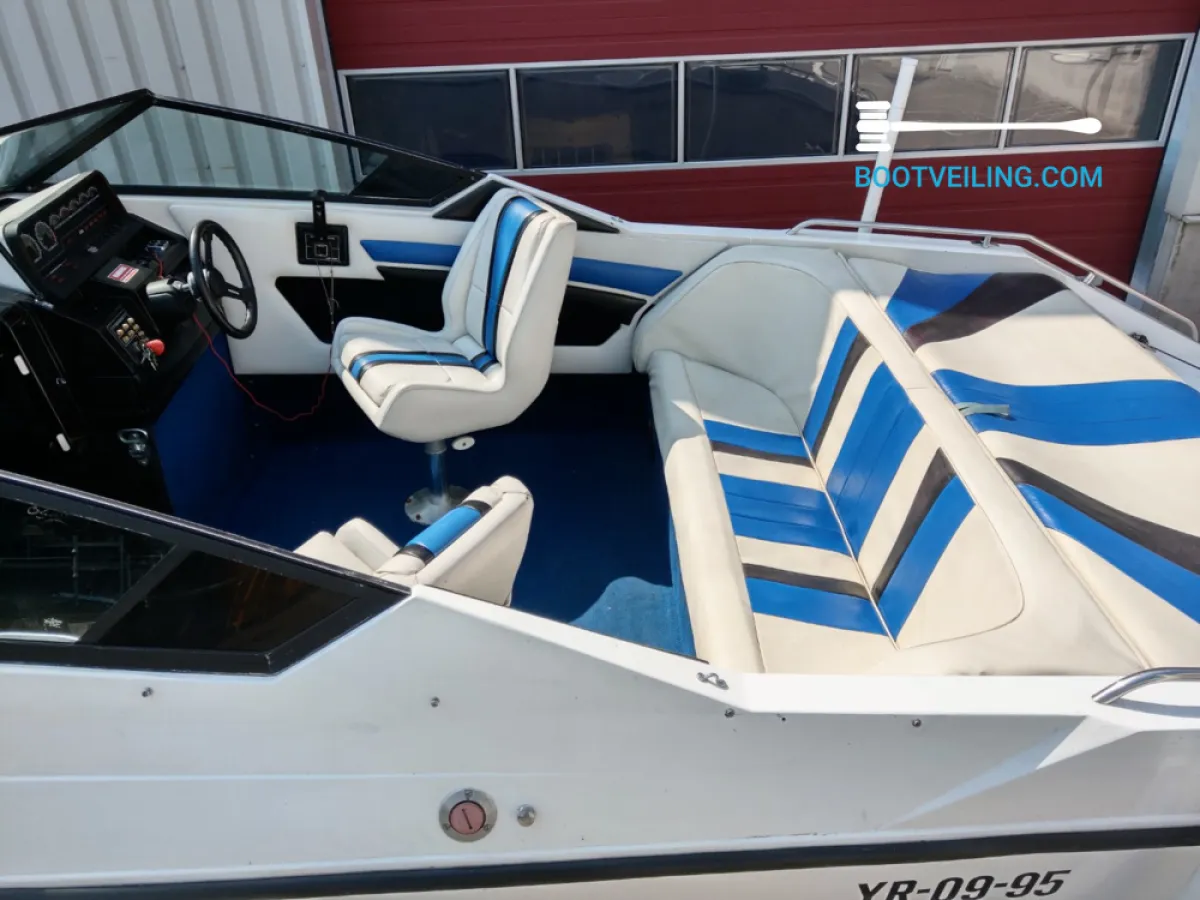 Polyester Speedboat Wellcraft 222 XL