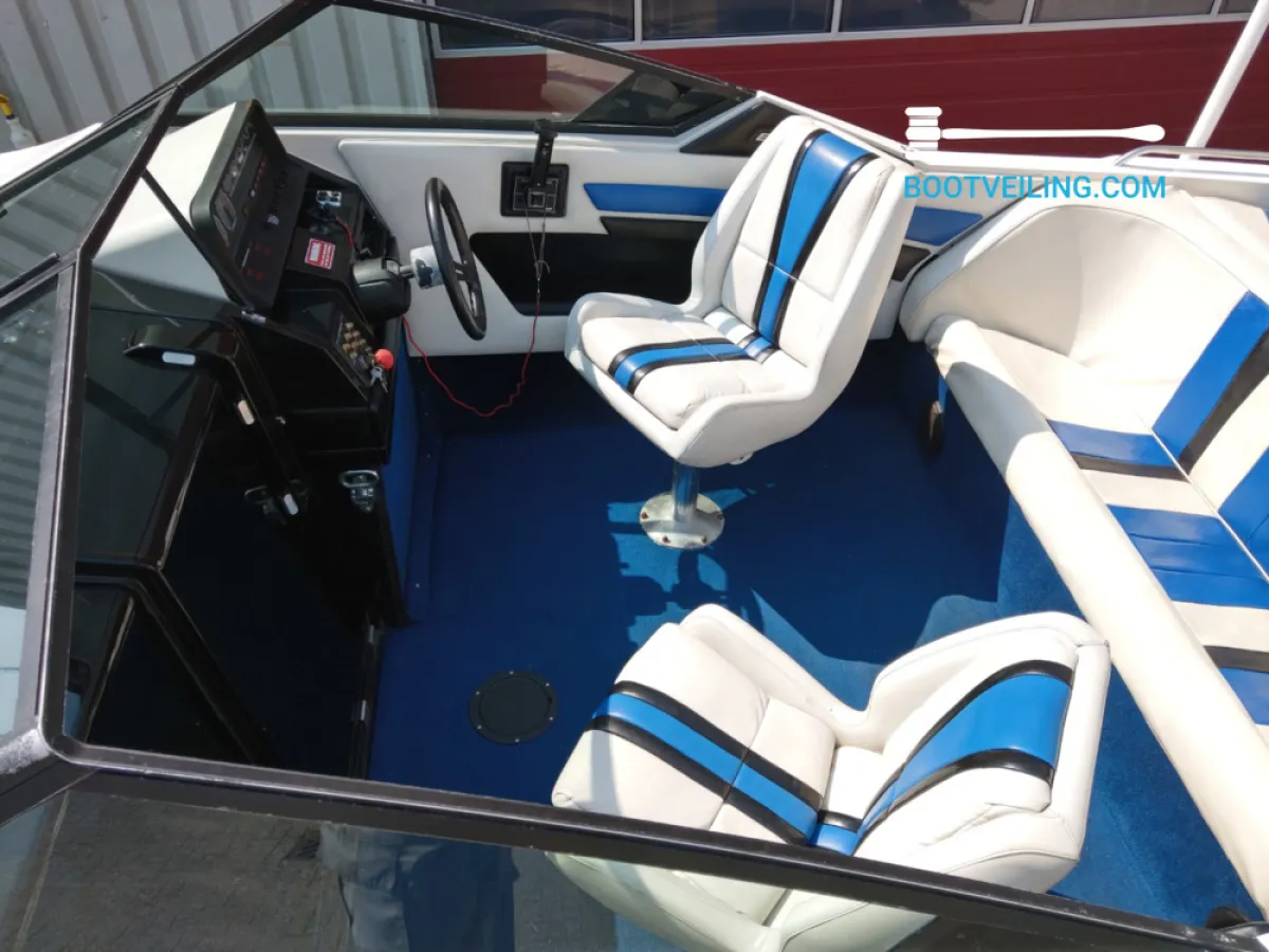 Polyester Speedboat Wellcraft 222 XL