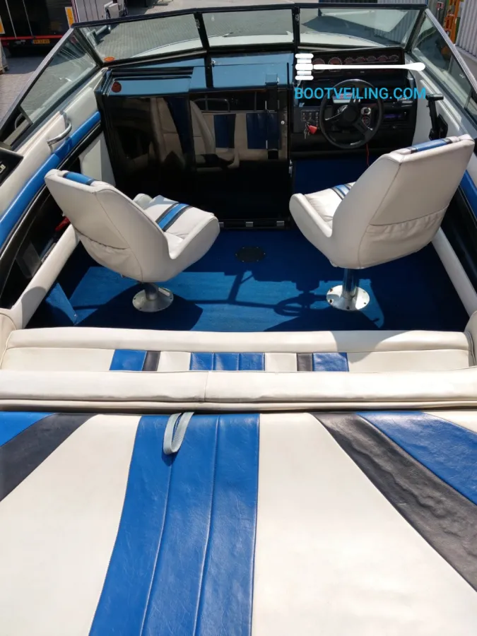 Polyester Speedboat Wellcraft 222 XL