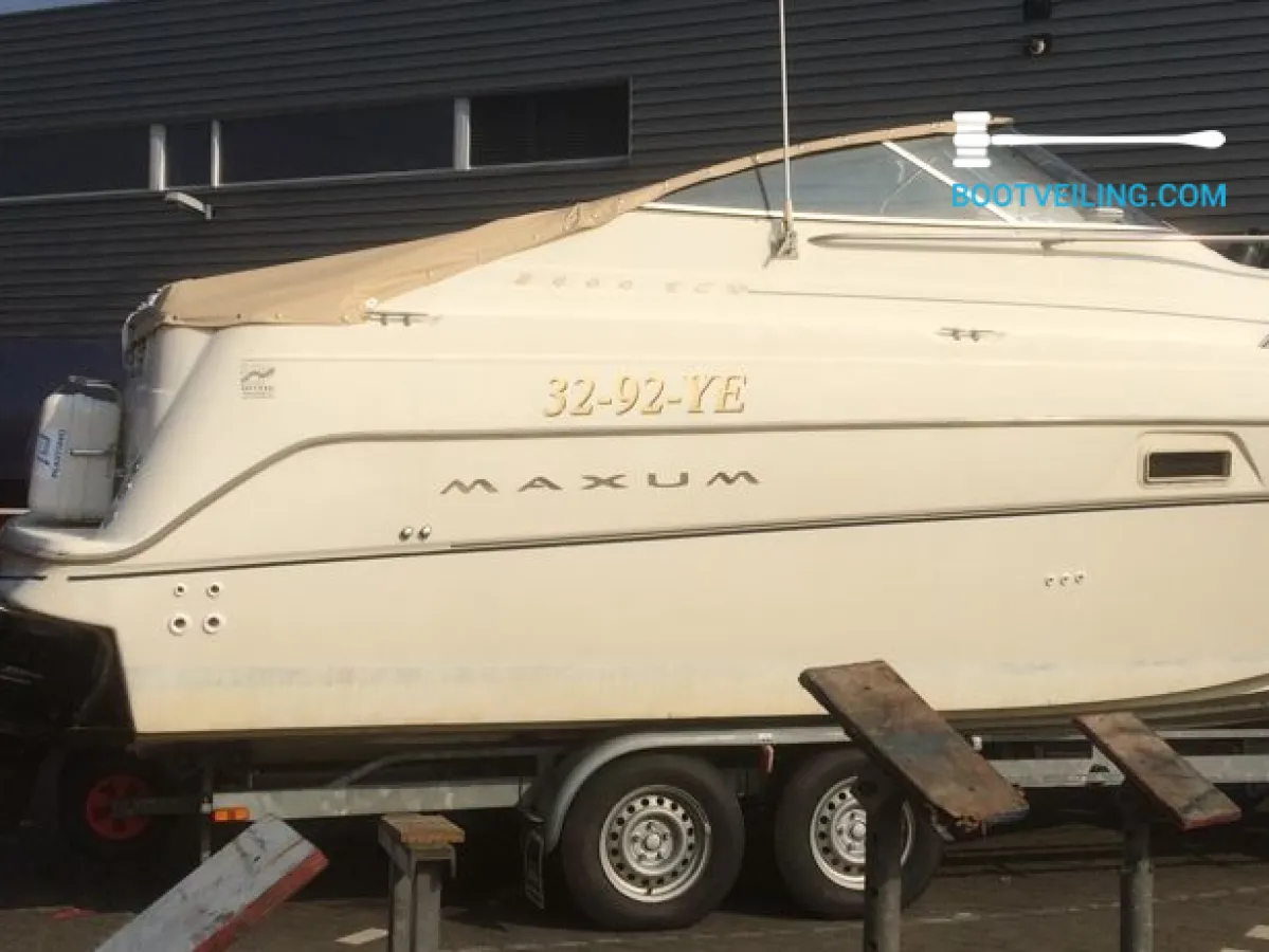 Polyester Speedboat Maxum 2400 SCR