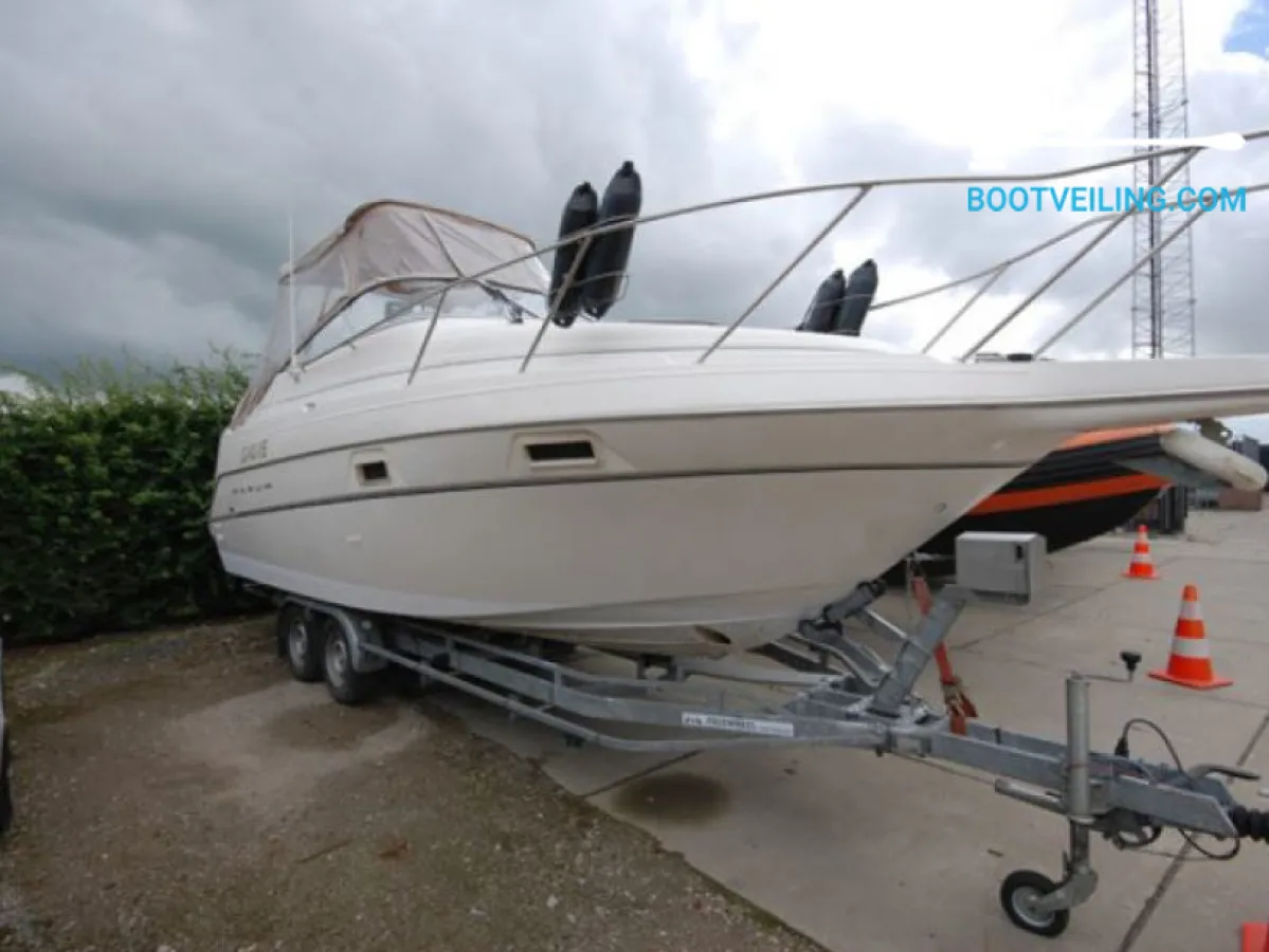 Polyester Speedboat Maxum 2400 SCR