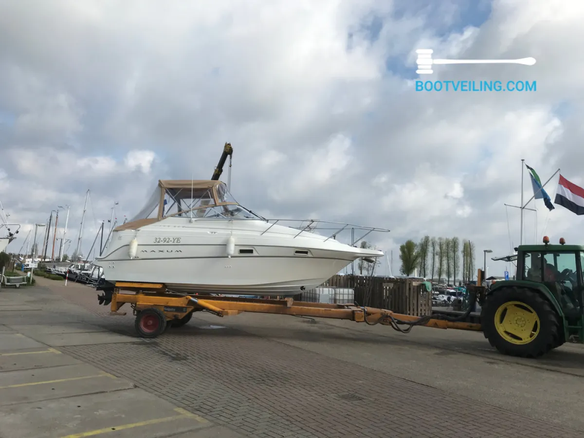 Polyester Speedboat Maxum 2400 SCR