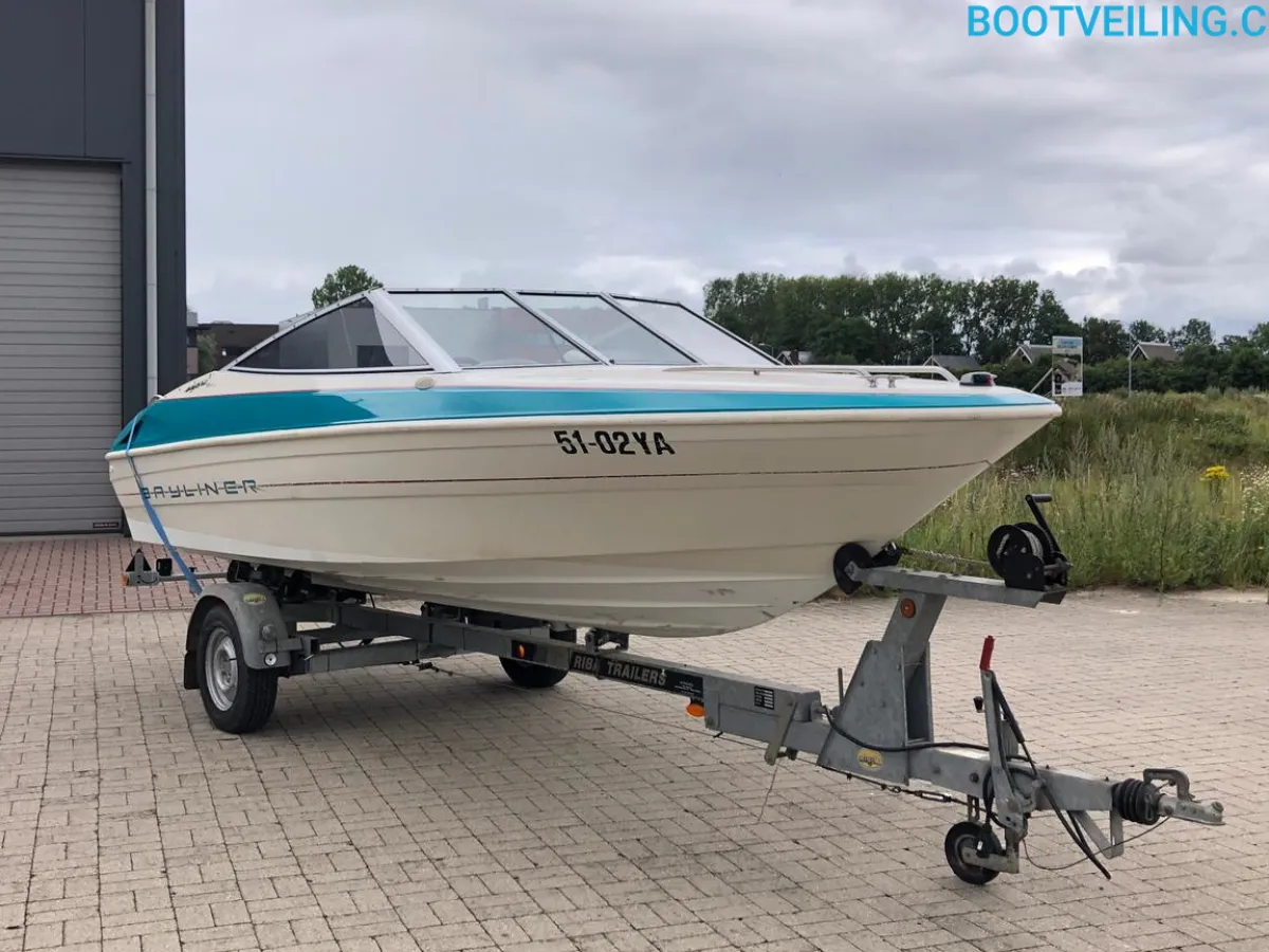 Polyester Speedboat Bayliner 1851 Capri sport