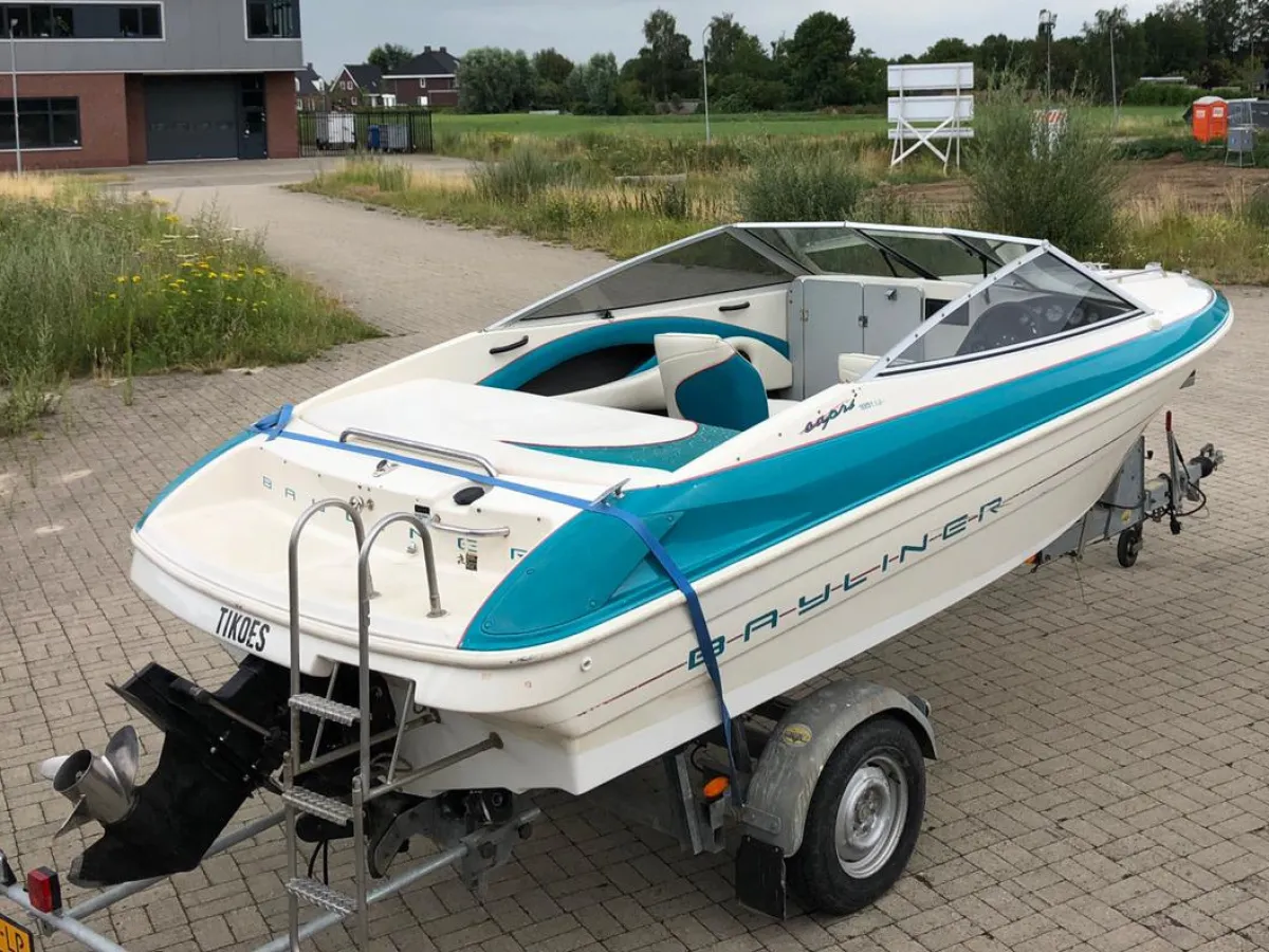 Polyester Speedboat Bayliner 1851 Capri sport