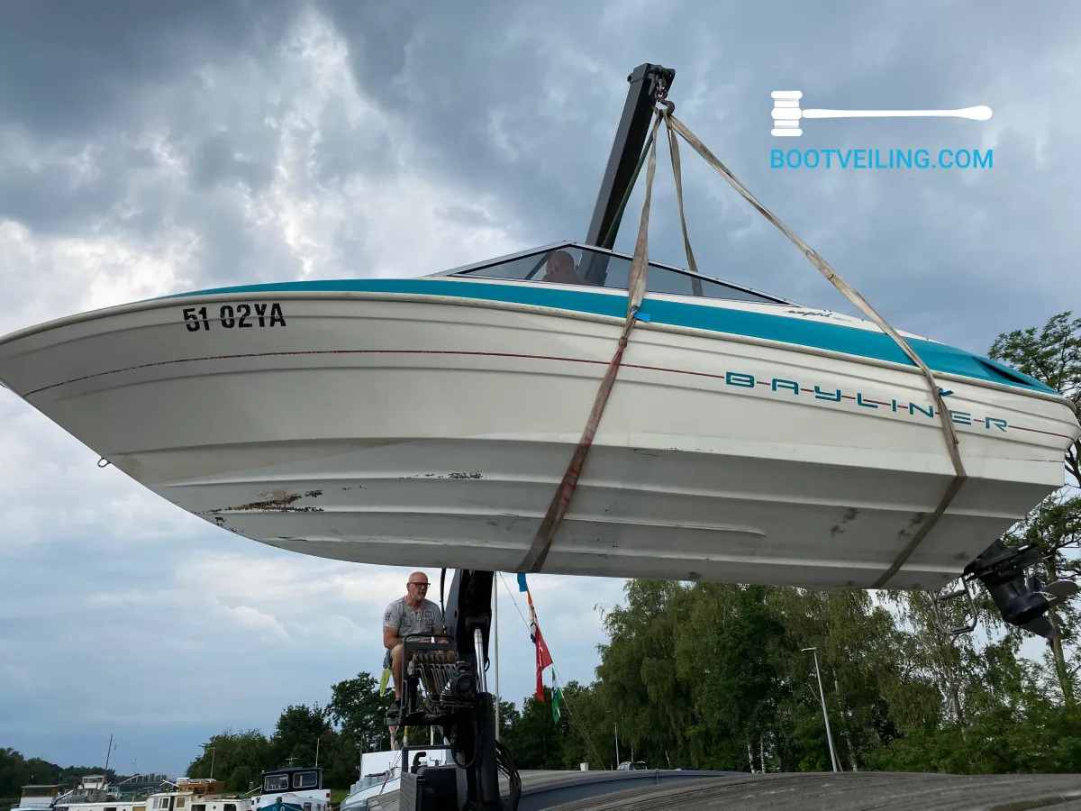 Polyester Speedboat Bayliner 1851 Capri sport