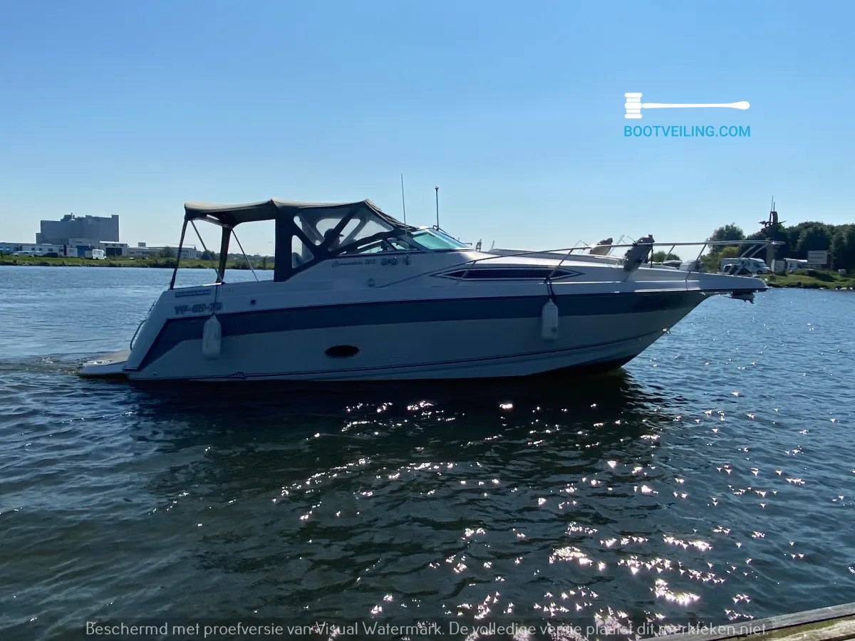 Polyester Speedboat Regal 265 Commodore