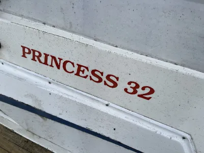 Polyester Motorboat Princess 32 Photo 2