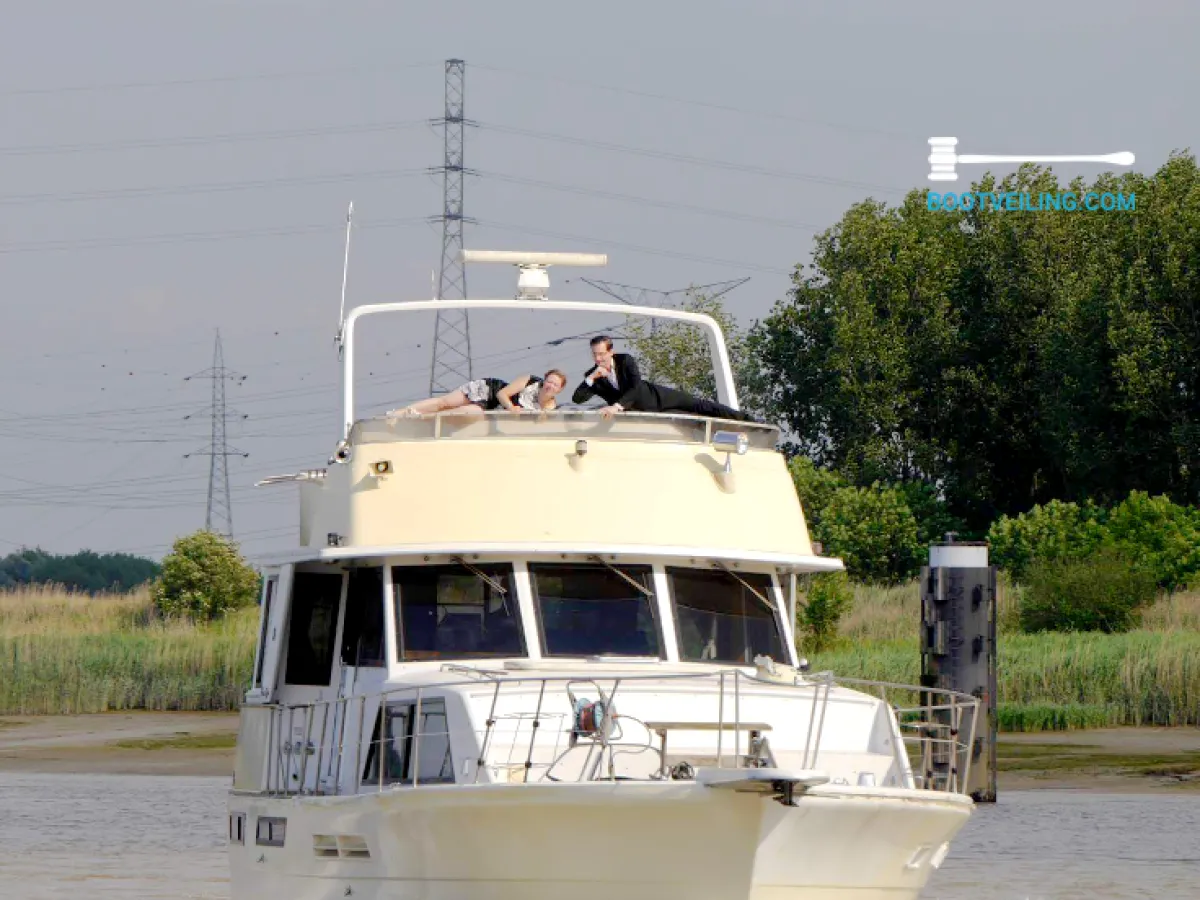 Polyester Motorboat Chris Craft Constellation 500